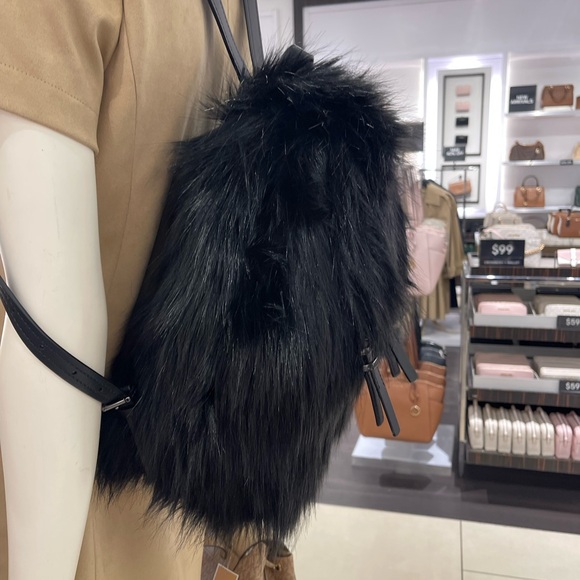 MICHAEL MICHAEL KORS Quinn Medium Flap Faux Fur Backpack
Black 
NWT - Picture 8 of 16
